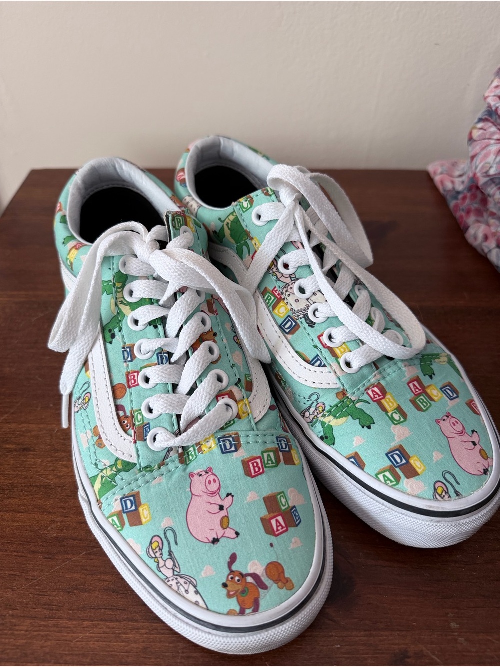 Vans x Disney Pixar Toy Story Andy Room Sneakers Size 6.5/8 Slinky Dog Keychain - Picture 4 of 12